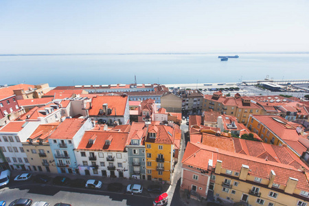 美丽的超广角航空全景里斯本葡萄牙与阿尔法玛地区和历史古镇从观察甲板贝尔维德雷。