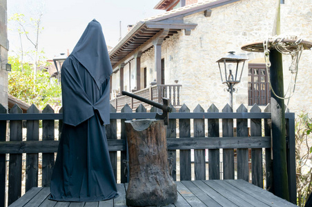 中世纪的刽子手穿着黑色长袍的中世纪刽子手照片