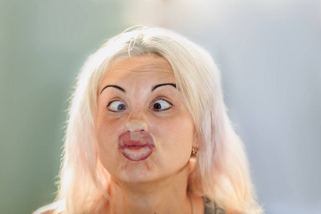 女性脸部压在玻璃或窗户上照片