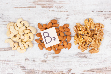 各种坚果和杏仁作为维生素B7膳食纤维和天然矿物质的营养饮食概念