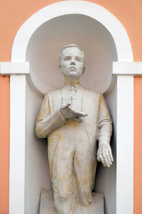 瓦拉津克罗蒂亚大教堂立面上的伊万梅雷斯雕像