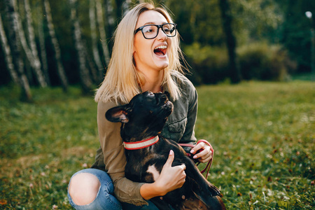 法国斗牛犬的女孩