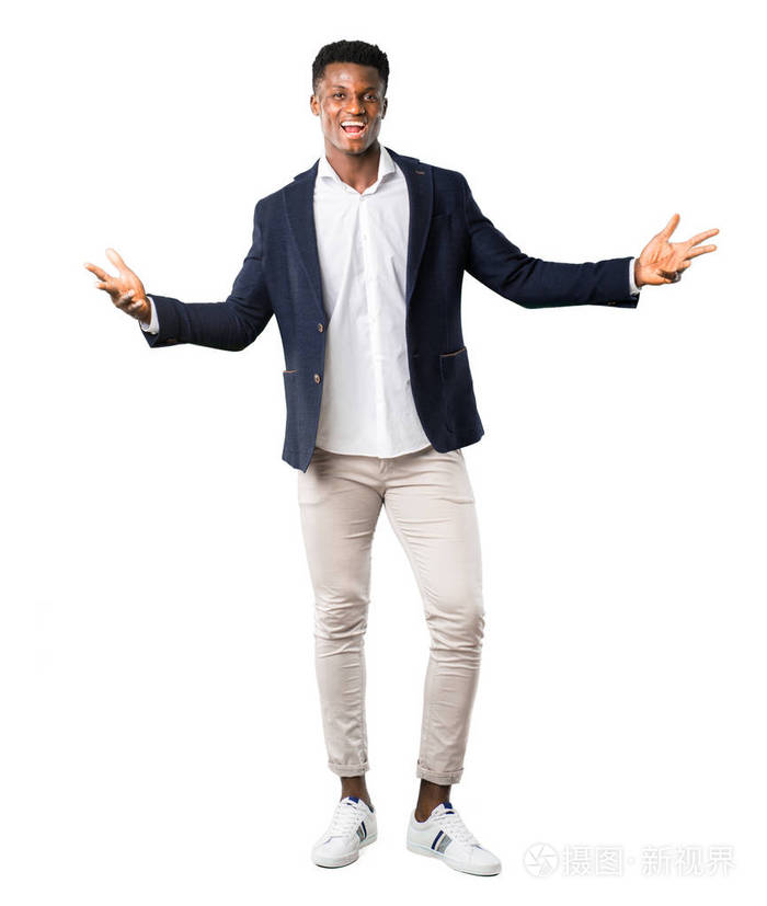 全身英俊的非裔美国人穿着夹克骄傲和自我满足在白色背景上爱自己的