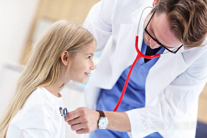 小女孩在诊所与儿科医生检查
