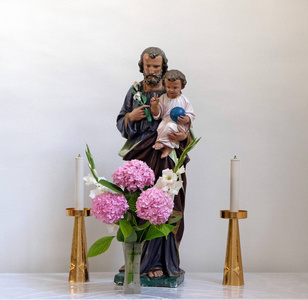 耶稣,在克罗地亚瓦拉兹丁的大教堂祭坛上的雕像圣母玛利亚与婴儿和