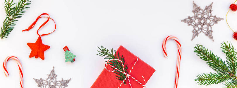 新年圣诞节圣诞2019年假日庆祝图案红色礼物盒绿杉树枝DIY雪花装饰复制空间孤立白色背景最小风格。 长宽的旗帜