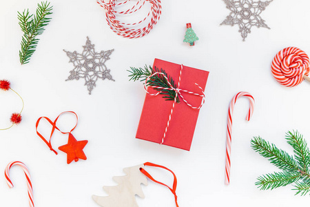 新年圣诞节圣诞2019年假日庆祝图案红色礼物盒绿杉树枝DIY雪花装饰复制空间孤立白色背景最小风格。 模板贺卡