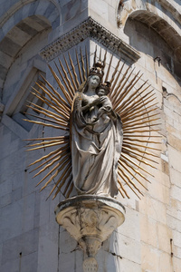 圣母玛利亚与耶稣婴儿雕塑在圣米歇尔在福罗教堂的正面角落在卢卡意大利