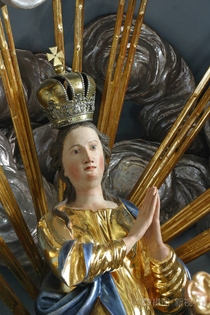 我们的白雪公主雕像在祭坛上的巴洛克教堂里我们的白雪公主在贝勒克