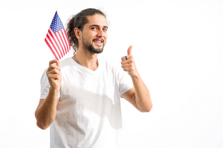 带着美国国旗的年轻人. 竖起大拇指.