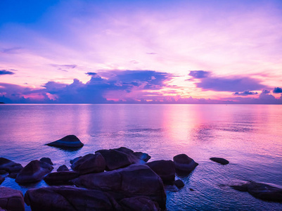 日落时分，泰国KohSamui岛美丽的热带海滩和海洋与棕榈树和其他树木的鸟瞰，供度假和旅行