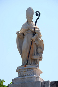 来自意大利托斯卡纳卢卡市中世纪城墙的卢卡第一主教圣保林纳斯
