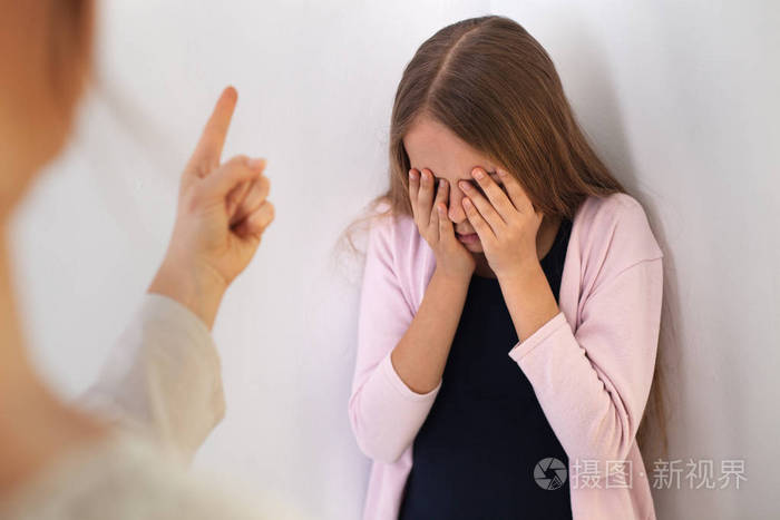 女人打手势骂她被逼得走投无路的年轻女孩她用手掌捂住脸