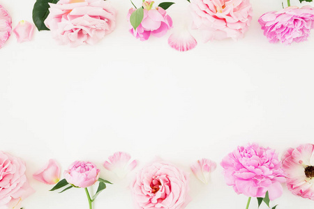 白色背景上粉红色糊状花的花框。 平躺顶部视图。 花的质地。