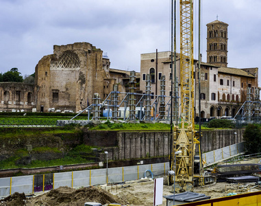 在罗马为修建地铁而建造的起重机在体育馆附近显得尤为突出