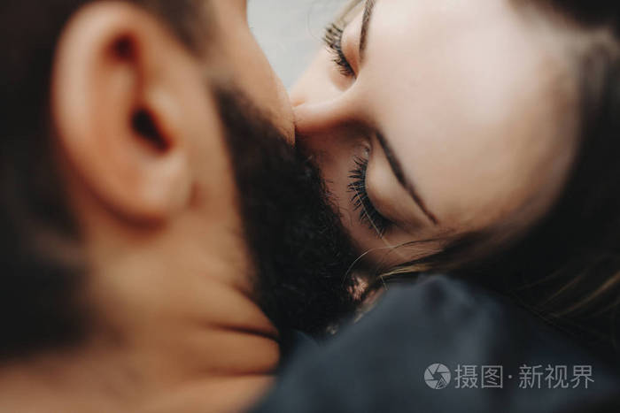 从上面看的作物在特写大胡子男子与年轻女子接吻照片-正版商用图片136