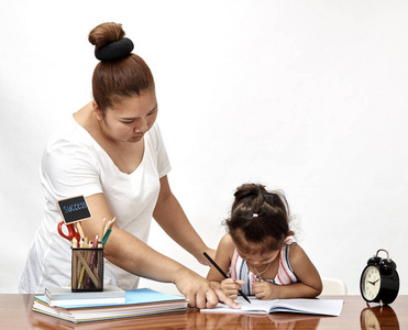 孟和泰国女孩在家做作业。 设计空间