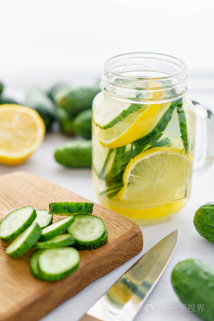 夏日鸡尾酒黄瓜柠檬水在灰色的背景下用黄瓜薄荷和柠檬提神水健康饮品