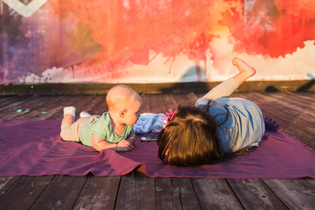 可爱的孩子宝宝男孩和小女孩躺在毯子上, 在夏天的自然。兄弟姐妹概念