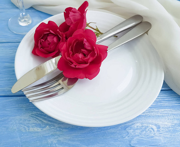 叉刀盘花玫瑰蓝色木质背景浪漫设计