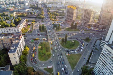 高峰时间两级道路交叉口的无人机空中视图。 繁忙的城市高速公路上的交通堵塞。 繁忙的街道上有很多汽车在基辅首都乌克兰。 日落黄金时