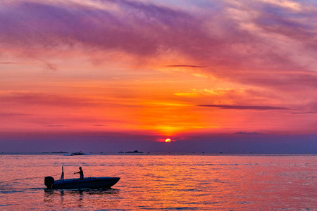 田园诗般的日落海洋海湾景观