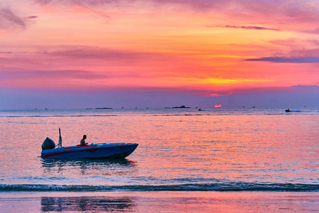 田园诗般的日落海洋海湾景观