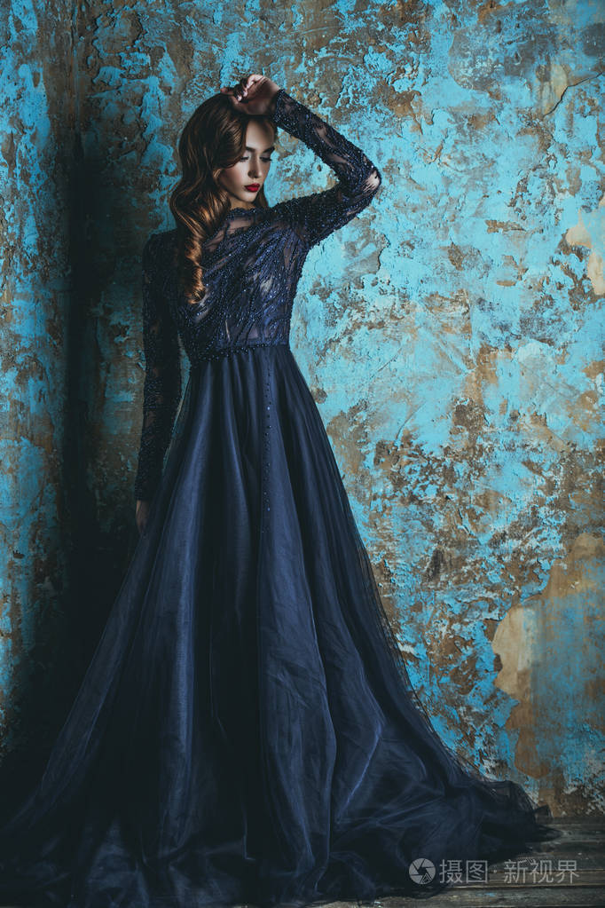 一位美丽的黑发女士的全长肖像. 晚礼服. 时尚美女.