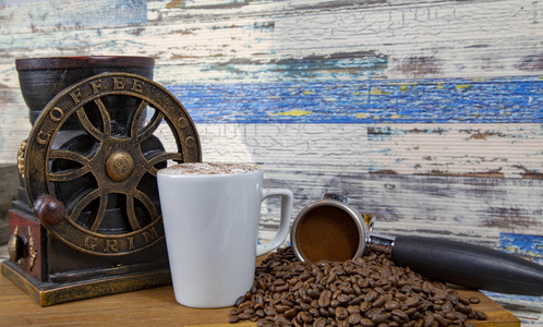 咖啡机准备新鲜咖啡。 酒吧咖啡机上有磨粉的过滤器支架的特写。 然后倒进白色的杯子里。
