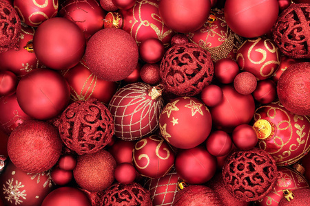 红色宝布尔圣诞装饰品形成抽象的背景。 节日季节的传统圣诞贺卡。 上面的风景。