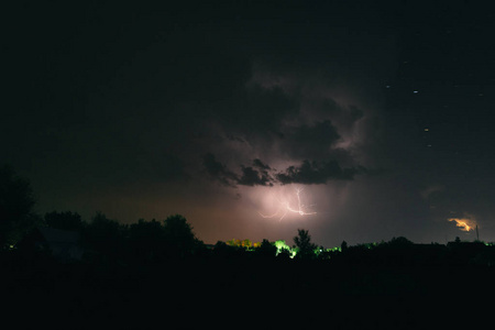 乡下的夏夜雷雨。夜风景