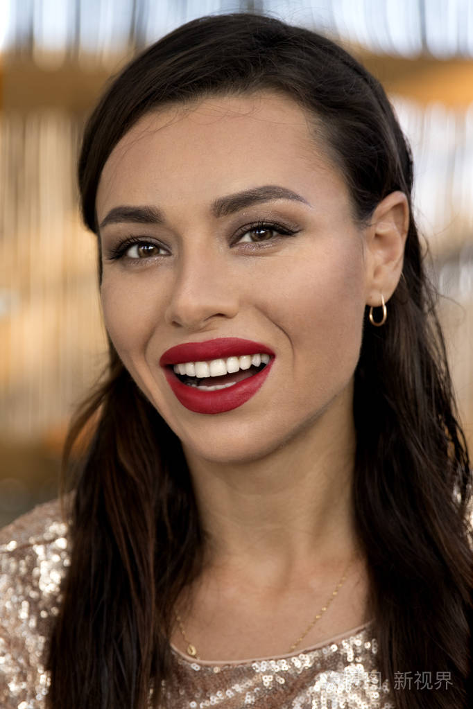 美丽的女人带着洁白的牙齿微笑