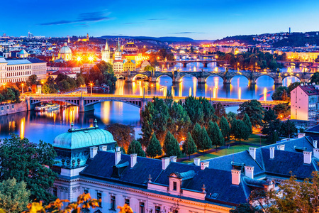 风景优美的夏季傍晚，捷克共和国布拉格的伏尔塔瓦河查尔斯桥和圣维特大教堂的古镇建筑全景