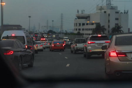 主街交通堵塞，市中心的公共汽车集散地有一排车