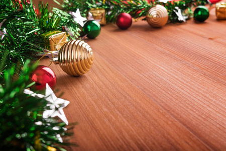 木制背景上的圣诞边界设计