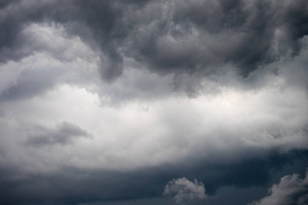 一群乌云在暴风雨来临之前或下雨之前形成并聚集在一起照片