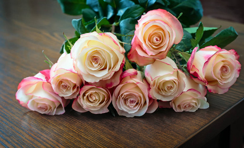 桌子的表面是一束美丽的白色和粉红色的玫瑰。