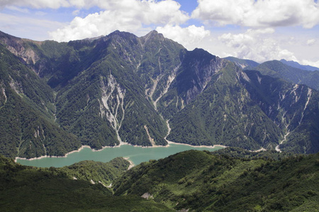 日本稻盛和夫山山脉和黑木湖照片