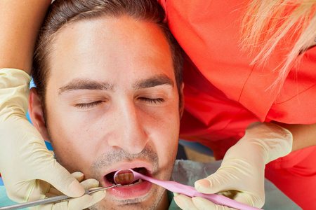 一名男性病人在牙科诊所的照片