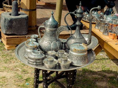 古代东方风格的金属壶古董市场