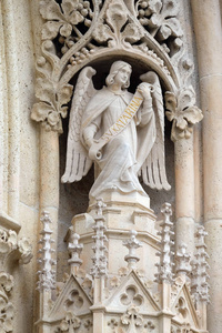 萨格勒布大教堂门上的天使雕像，专门用来设想玛丽