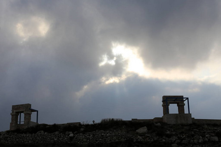 s sky depends on the time of day, time of year and main weather.