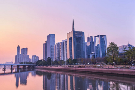 美丽的广州城市日落景色和中国的天际线景观