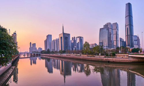 美丽的广州城市日落景色和中国的天际线景观