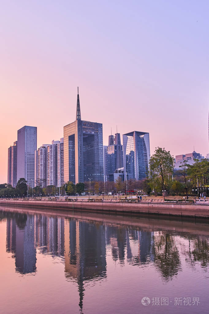 美丽的广州城市日落景色和中国的天际线景观