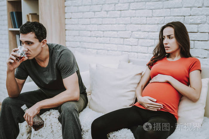 做母亲男人喝酒沮丧丈夫疾病怀孕的女孩痛苦回家坏习惯虐待坐下沙发
