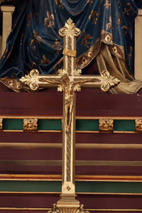 在萨格勒布大教堂圣母玛利亚祭坛上的十字架，献给在萨格勒布设想玛丽