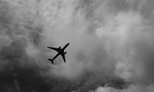 穆迪天空和运输飞机. 悲伤的情感场景. 飞机飞行的背景照片