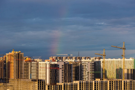 城市和建筑工地上空的早晨天空