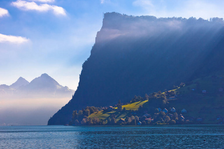 卢塞恩湖高山峰和绿色斜坡景观，美丽的景观瑞士